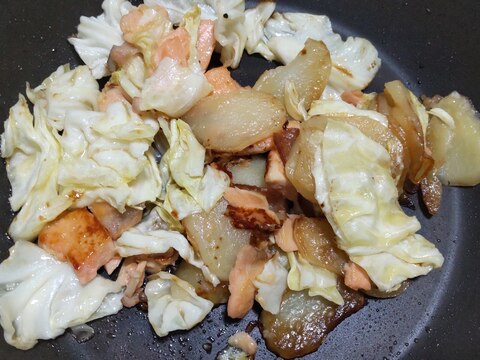 コンソメ＆にんにく味のキャベツ、鮭、じゃがいも炒め